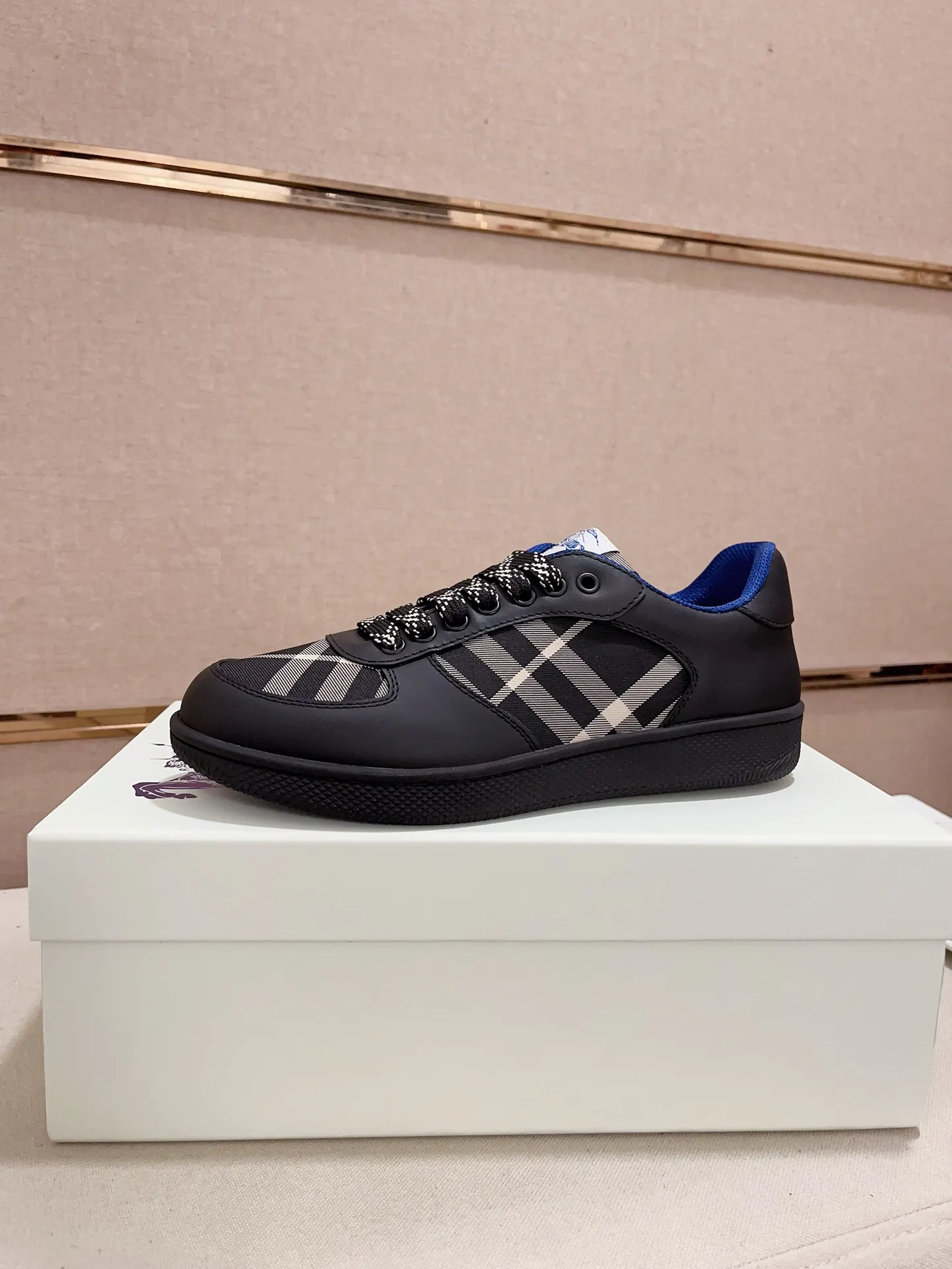 Men's shoes💰: 620💰Top version🥳◾️▫️The new Burberry men's classic low-top sneakers are reinterpreted with Vintage retro plaid cotton material and calfskin, decorated with a new brand logo. First-layer cowhide lining, embossed Burberry logo on the heel, and original TPU outsole! Code number: 38-45. Women's sizes and 46 can be customized.